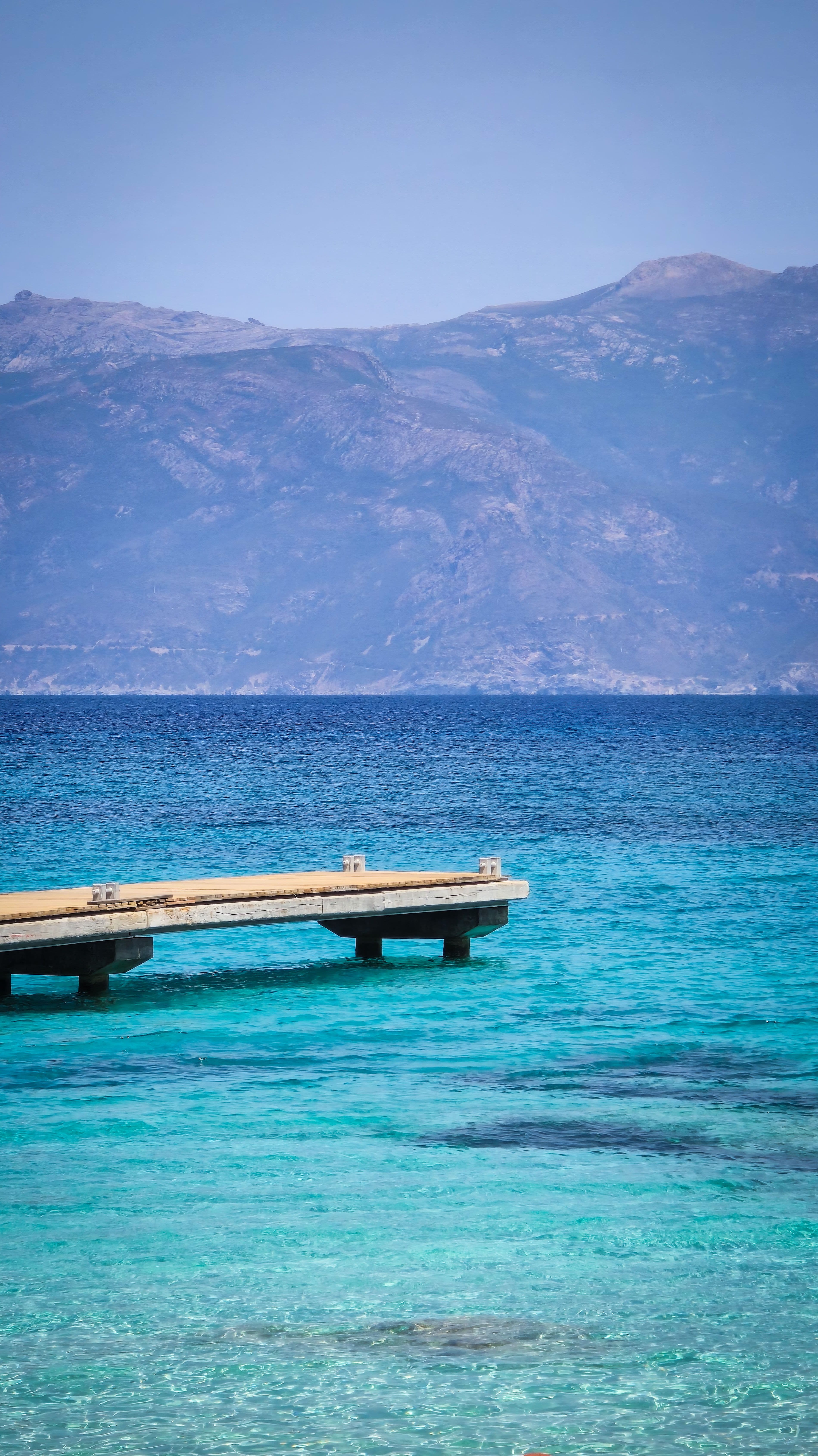 Steg am Gardasee mit türkisfarbenem Wasser