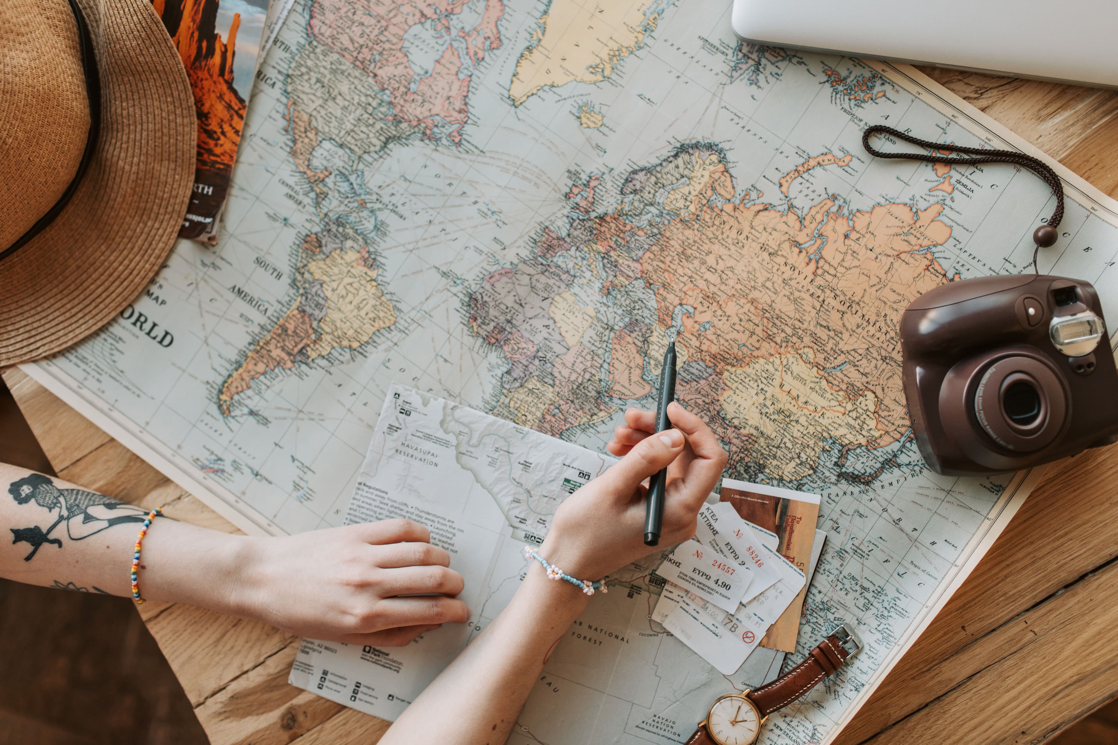 Reiseplanung mit Weltkarte und Sofortbildkamera