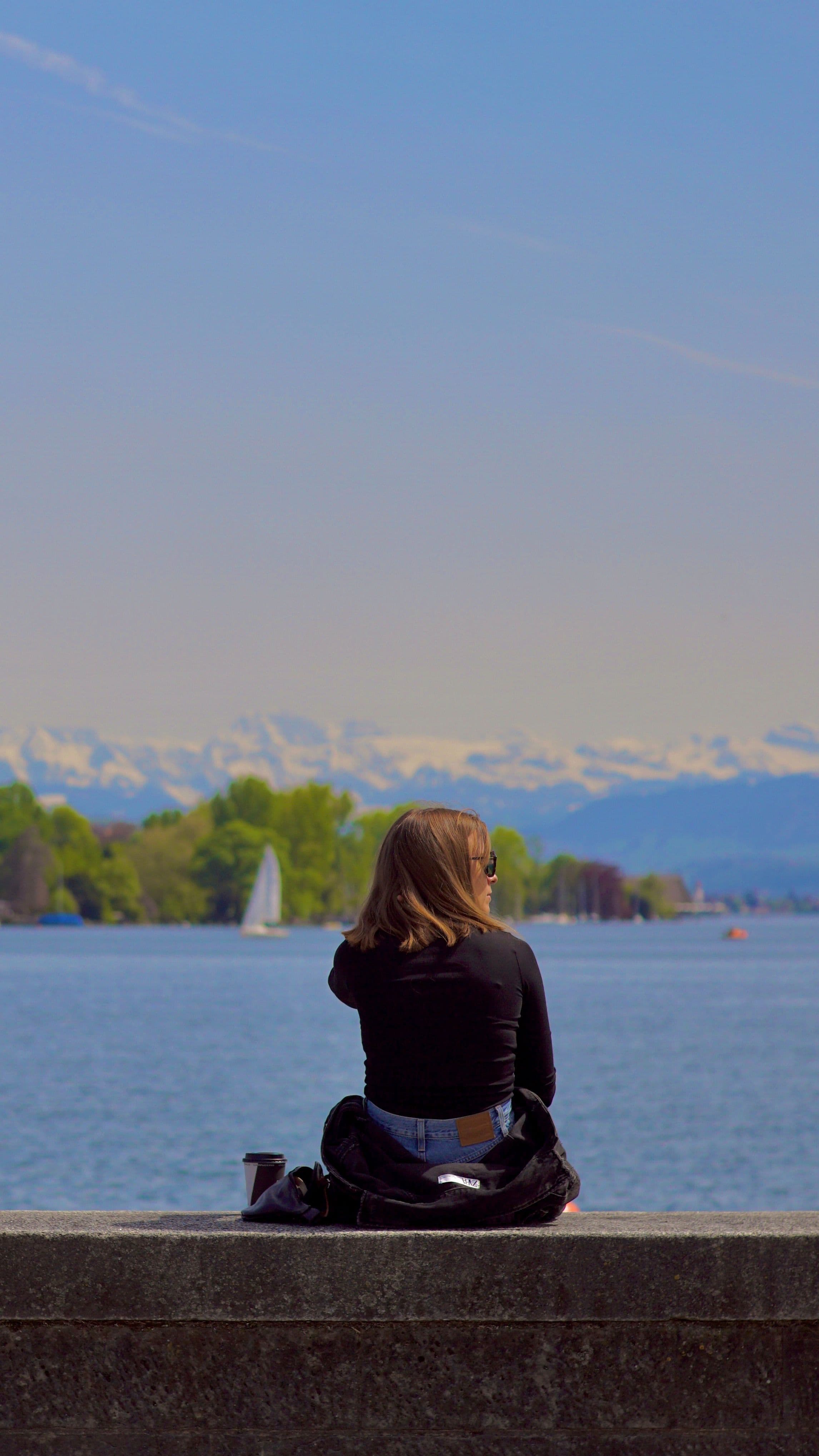Blick über einen See auf die Berge